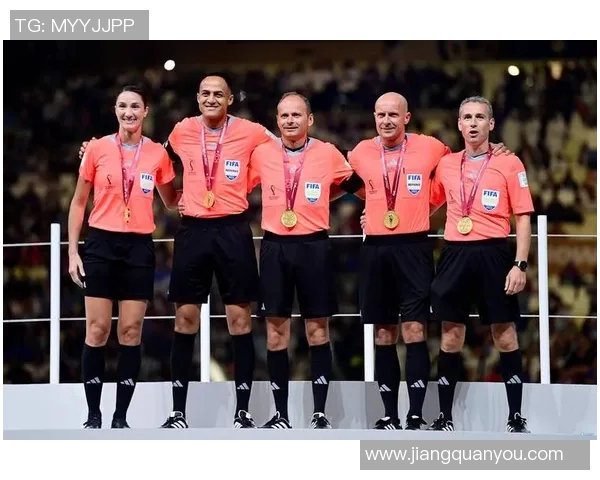 银色头发的足球明星女性展现独特魅力与实力引领新时代运动风潮