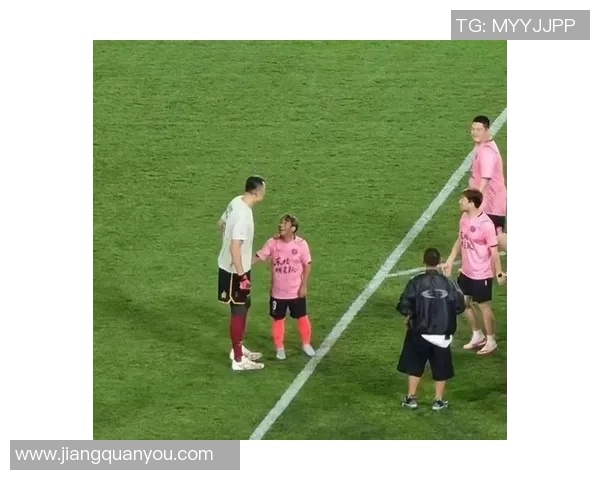 足球明星搞笑整蛊孩子的趣味瞬间引发全场欢笑与感动