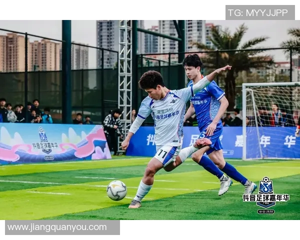 足球明星纷纷登陆抖音平台展现个人魅力与球场风采引发粉丝热议